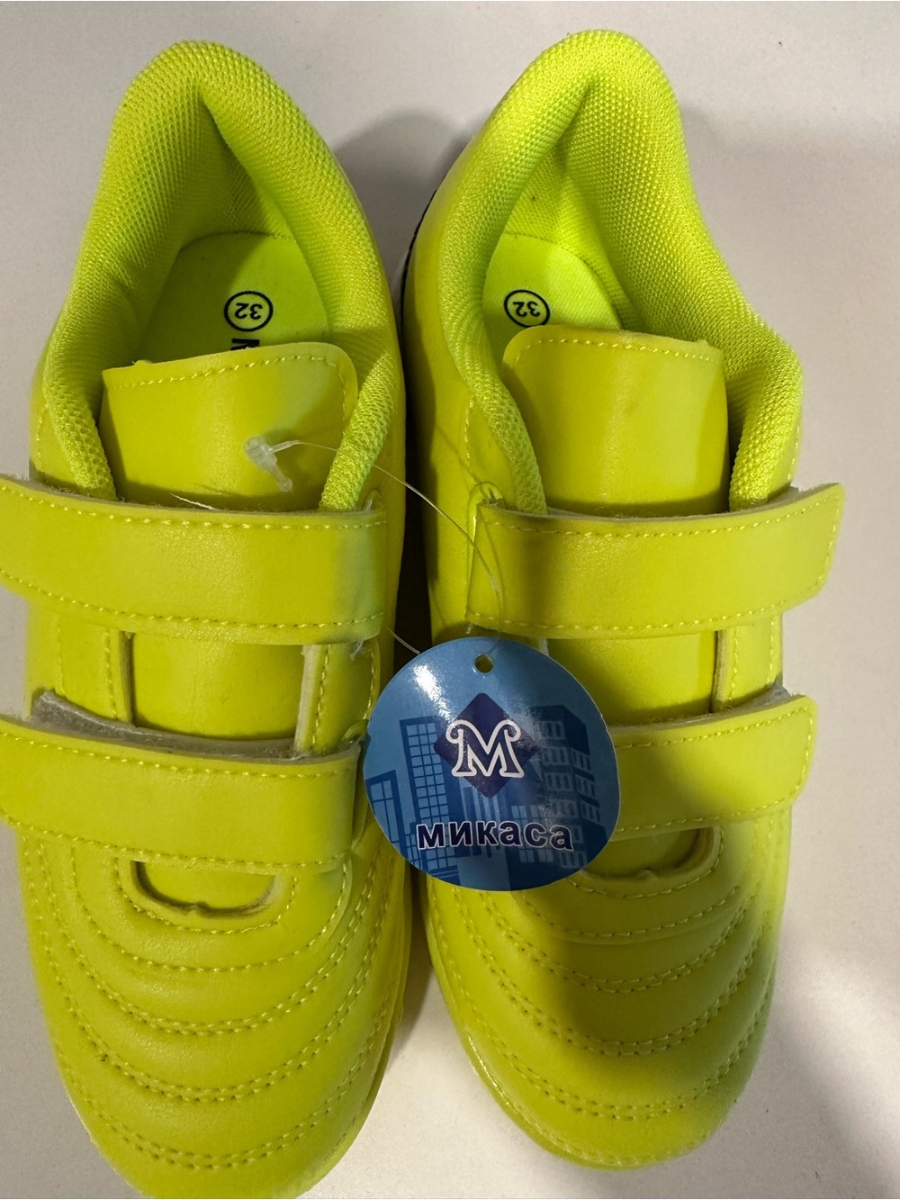 Kids soccer sneakers  Neon Yellow Hook-and-Loop Athletic Shoes, size 32 - Picture 2 of 6